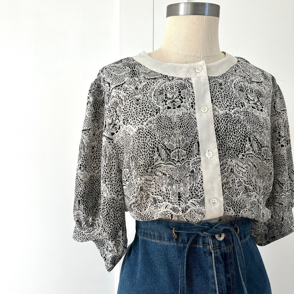 Vintage 80s Shapely Black Ivory Abstract Lace Print Blouse Contrast Collar